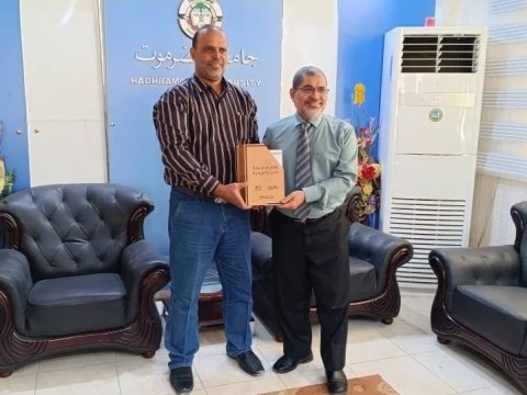Hadhramout University President Receives the Study of Yemeni Migration – Reciprocal Impacts